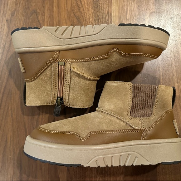 NWT- UGG Kids Boots - Picture 4 of 6